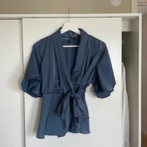 Blå blus - Jättefin omlott blus från vero Moda. Ny med prislapp kvar❤️ Köpt för 399kr