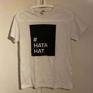T-shirt - Enkel t-shirt med trycket #hatahat Hel och ren🫶