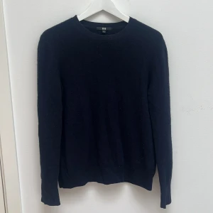 Kashmirtröja  - Marinblå kashmirtröja från Uniqlo i storlek L. Lite nopprig men går nog bort om man har verktyg.