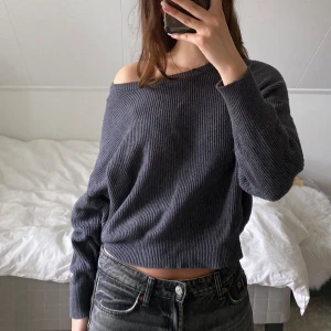 Stickad tröja - Söt stickad tröja med rosett knyte där bak! Fint skick och är från Zara knit🫶🏻