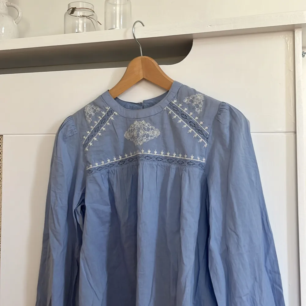 Super fin blus köpt i en butik i Spanien💞💞skicka vid intresse🙈. Blusar.