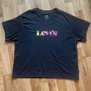 Levi’s tröja  - Andvänd 1 gång, bra kvalite, skönt material, stor i stoleken, passar för någon som bär storlek M också, lite kortare i magen. Säljer pågrund av att jag aldrig andvänder den🩷