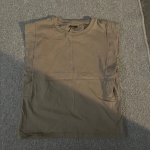 Topp - Super snygg topp från Gina, aldrig använd, har dock legat undan vilket gjort att den blivit lite skrynklig vilket gör att lösa med en tvätt!