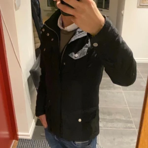 J.lindeberg field jacket - Field jacket från j.lindeberg. Nyskick,  jackan köptes för ca 4000kr men vill ha den såld så säljer för lägre pris. Stor i storleken.  (tillägger att jackan är min killes men säljer den åt honom)