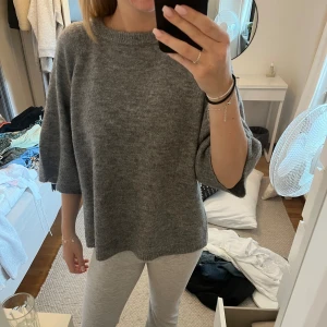 stickad trekvartsärmad tröja - stickad trekvartsärmad tröja ifrån lager 157. inga hål eller fläckar. kom med egna prisförslag😊