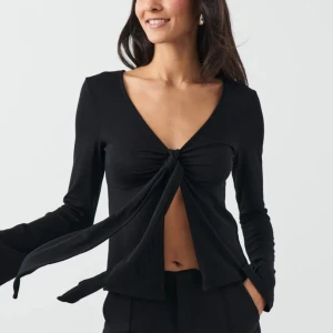 Svart knytblus - Säljer denna TRENDIGA knytblus ifrån Gina. Det är en elegant svart knytblus som är långärmad! Perfekt för både vardag och festliga tillfällen🌸Endast använd 1 gång, nypris 299 kr 🤍