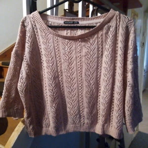 Rosa stickad mönstrad tröja  - Nyskick , använd kanske 1 till 2 gånger. Jag säljer den för att den inte kommer till användning , och bara blir liggande i garderoben , och den är lite för pösig , för min smak .