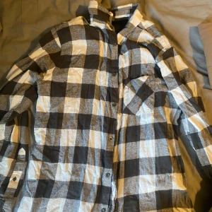 Grå oversized skjorta 100kr - Grå oversized skjorta 100kr