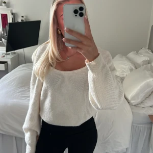 Tröja - Stickad vit tröja från H&M. Använd fåtal gånger (men lite nopprig). Storlek M men passar S/XS