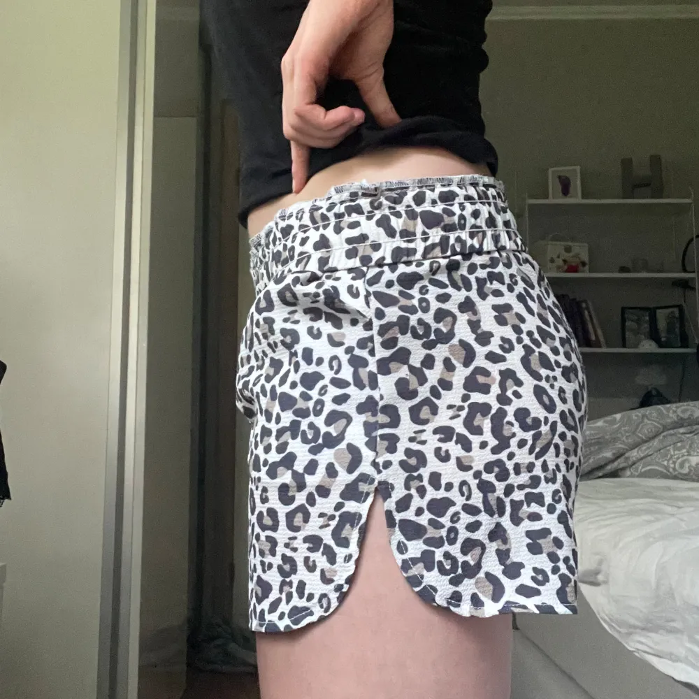 Tunna shorts med leopardmönster! Luftiga att använda❣️ Använda ett fåtal gånger. Storlek 158/164! Hör av er om det är något😜. Shorts.