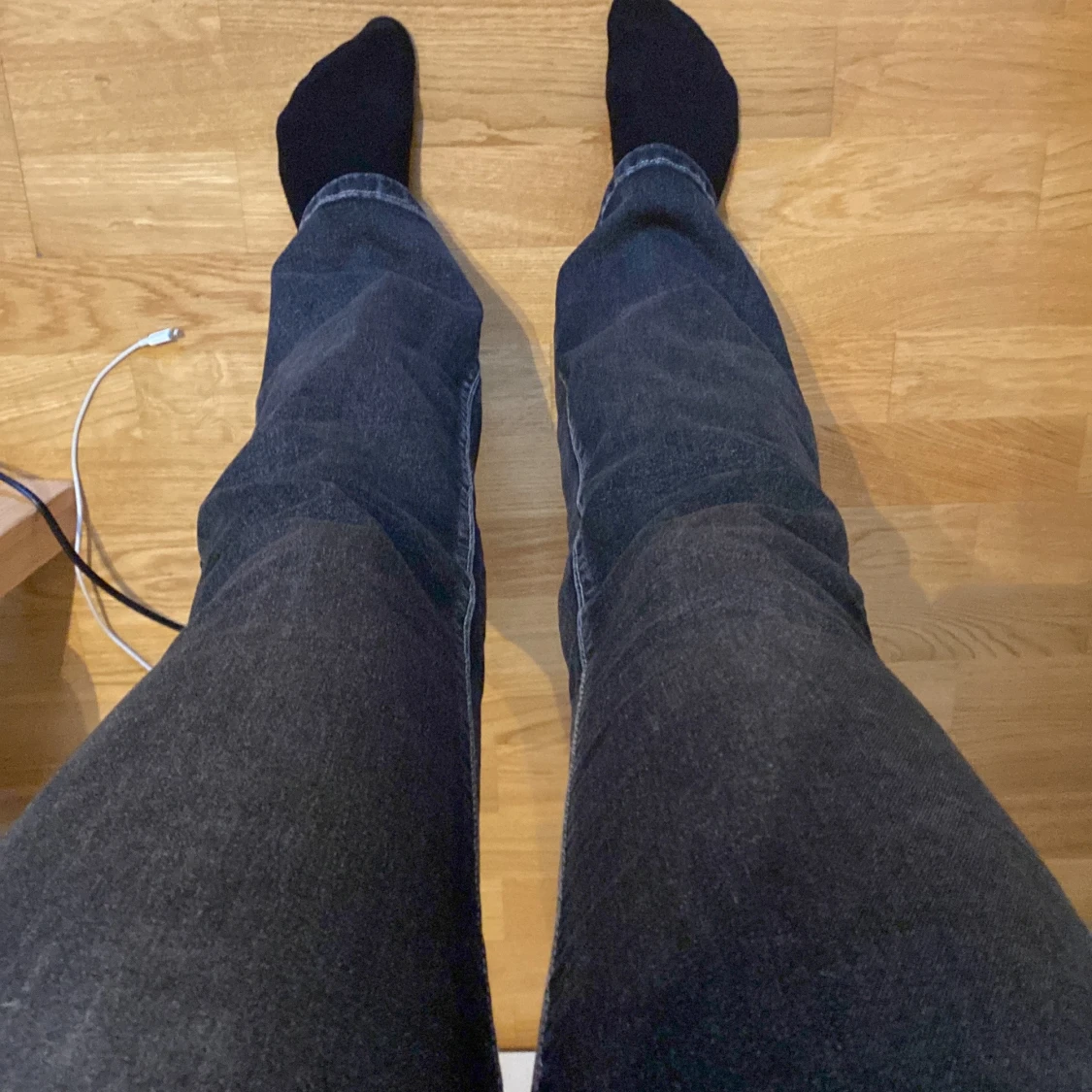 Svarta bootcut jeans med mönster på fickorna - 92