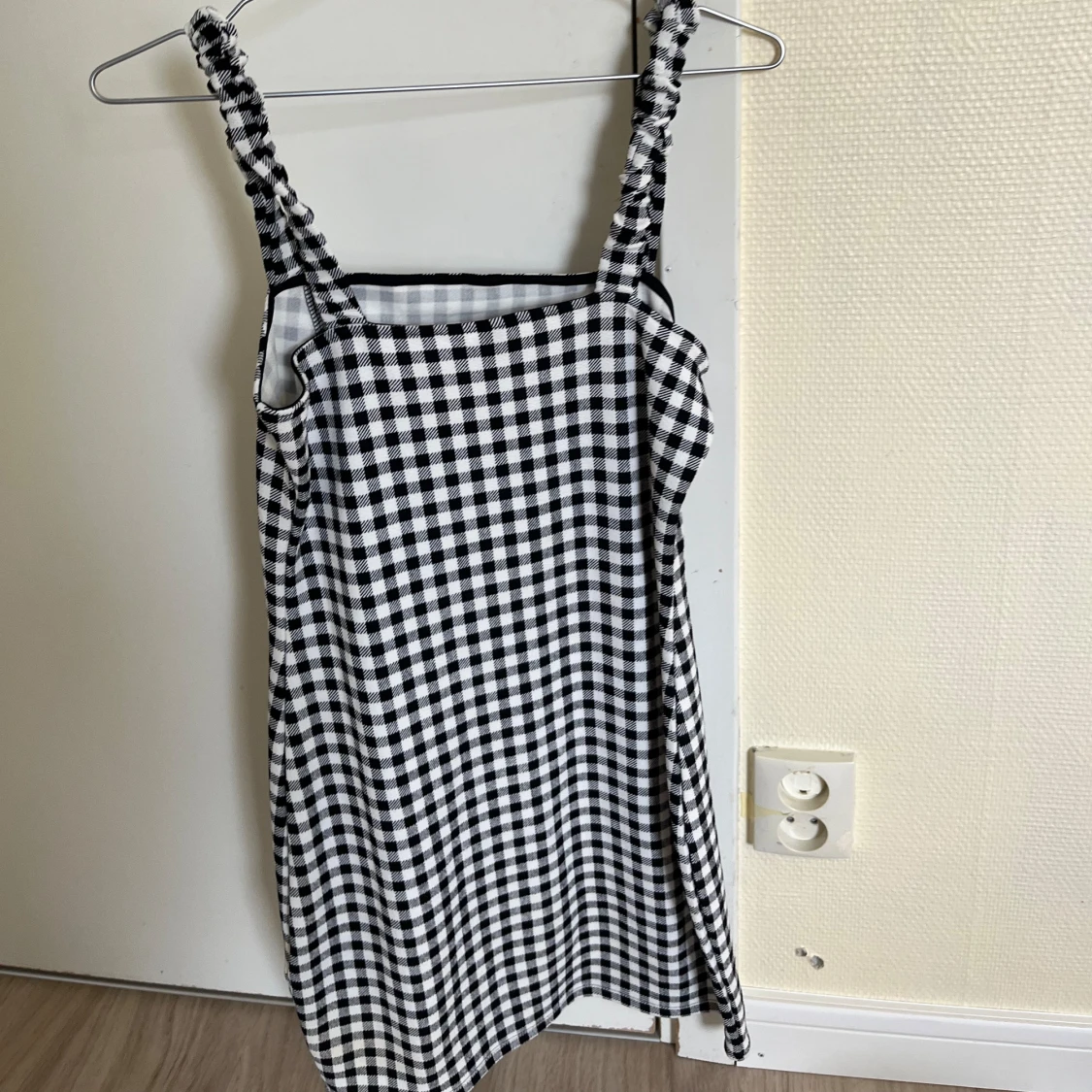 Svart och vit rutig klänning - 90