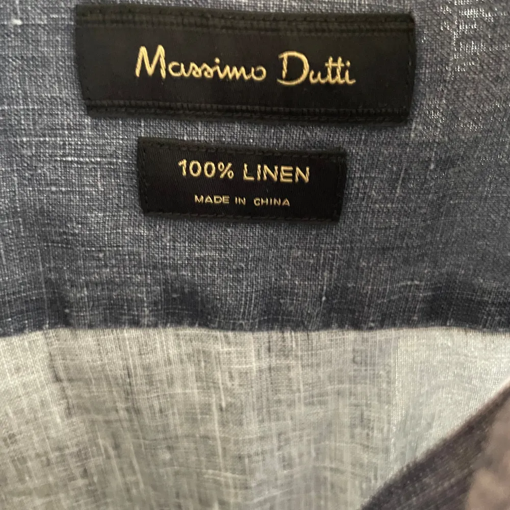 Säljer en skjorta från Massimo dutti i 100% linne. Storleken är M. Fint skick inga hål eller defekter.  Personen på bilden är 187cm . Skjortor.