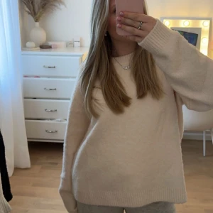 Rosa stickad tröja  - Super fin stickad tröja från hm, den är i storlek XL så den är oversized på mig som vanligtvis har XS/S. Den har en väldigt fin ljus rosa färg och gosigt material, skriv om du har frågor💞💞