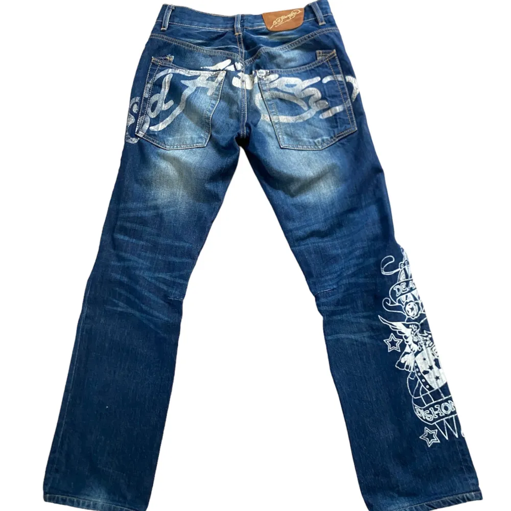 Ett par skit snygga Ed Hardy jeans by Christian Audigier! Köpte de från Sellpy men tyvärr passade de inte. De är i fint skick och har inte några större defekter utöver att märket bak är lite slitet.  Midjemått: 76 cm och innerbenslängd: 77 cm. . Jeans & Byxor.