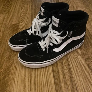 Svarta vans NYSKICK - Jätte snygga VANS i NYSKICK endast använda ett fåtal gånger Max 3 gånger. Säljer pågrund av att de inte kommer till användning tyvärr✨ Nypris 800 kr! Kontakta mig om ni är intresserade eller har funderingar! Riktiga lådan följer med