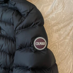 Colmar jacka, unisex XS/S - Säljer nu min favoritjacka, perfekt både som vår, höst samt vinterjacka. Jackan är rankad 3/4 i kylhetsskalan och otroligt stilren. Jackan är använd det senaste året men är välskött, däremot så finns det en lagning vid fickan