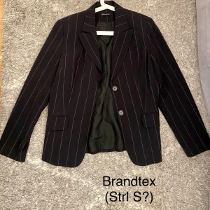 Kavaj - Det står ingen strl på kavajen men jag kan tänka mig att det är S!