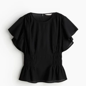 HM blus - Jätte söt blus från hm. Helt ny. Köptes för 199kr