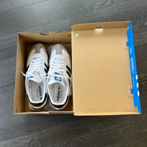 Adidas Samba OG - Hej säljer mina Sambas som var inköpta förra veckan. Endast använda en gång så dem så nära som nya det bara går! Kvitto och orginalkartong ingår. Strl: 44,2/3 Nypris: 1349kr Pris kan diskuteras