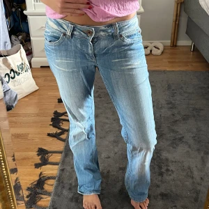 Vintage jeans - Säljer mina as snygga vintage Lågmidjade  jeans från Only i bootcut modell. Står storlek 40/32 i dem men passar mig som har 36 i jeans o är 166 cm. 