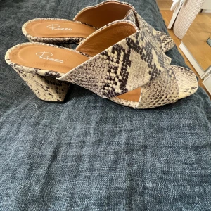 Klackar från Rizzo  - Säljer oanvända klackar från Rizzo, nypris 1400kr. 