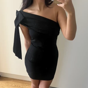 Na-kd klänning - Söt klänning med rosett från NA-KD endast använd vid ett tillfälle och går att stylea på olika sätt! Helt slutsåld 🎀🤍