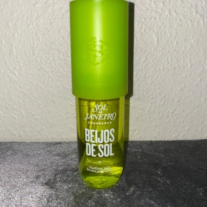 Sol de Janeiro Beijos de Sol  - Säljer Sol de Janeiros 2024 limited edition sommar doft Beijos de Sol. Den doftar otroligt gott med noter av kokosmjölk, vit musk och persikoskin.  Endast testad, sista bilden visar hur mycket som är kvar🫶