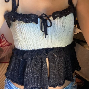 Topp från Zara - Säljer en jättefin topp från Zara. Använd några gånger men i bra skick✨