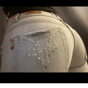 Lågmidjade vintage jeans med strass  - Fina lågmidjade jeans med strass som tyvärr ej kommer till användning. Lite stretchigare jeans material. Passar s/m