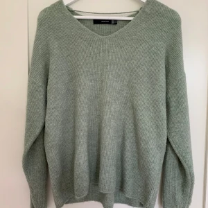 Stickad tröja  - Jag säljer en ljus grön stickad tröja i storlek M som har använts fåtal gånger, och är i ett bra skick. Köpte tröjan för 230kr men säljer för 90kr!