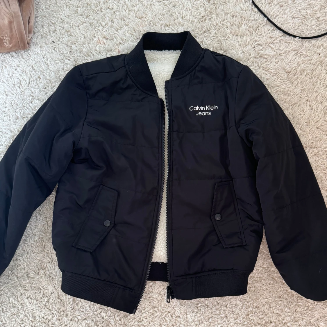 Calvin Klein jacka går att vända in och ut och ha på sig. 