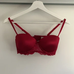 Röd bh - Snygg röd bh med push up. Aldrig använd! 