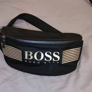 Hugo boss midjeväska - En Hugo boss midje väska som använts lite. Skick 10/10. Pris ej hugget i sten.