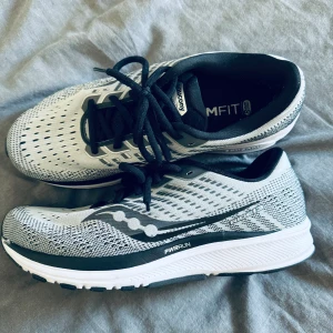 Löpar skor  - använda kanske 5 gånger på gym. förutom skråman på andra bilden är skorna i nyskick.