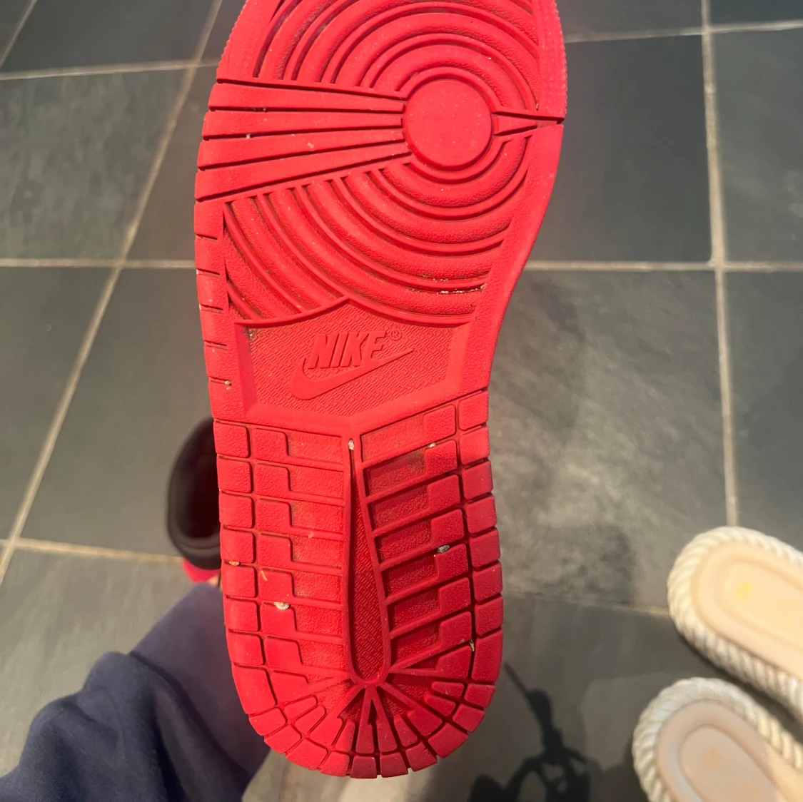 Air Jordan 1 Mid Röda storlek 41 - 92