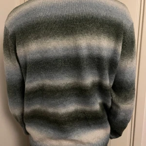 Stickad tröja - Stickad tröja i fint skick, knappt använd. Storlek S. 