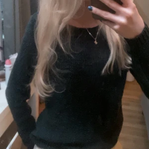 Stickad tröja från Only - Stickad tröja från only i storlek XS. I färgen marinblå/svart aktig. Jättefint skick.