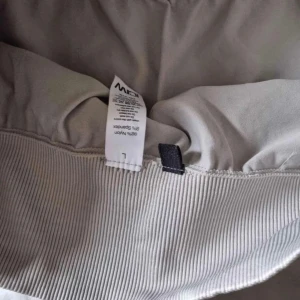 Tränings shorts/tröja  - Paket pris . Träningsshorts från icaniwill i storlek l  Aimn tjockteöja storlek m/l