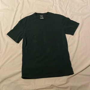 Jack&Jones tisha - Säljer denna snygga Essentials tisha från jack&jones den är i storlek L säljer den pga den inte passar. Skicket är 7/10 priset är inte helt fast kan sänka vid snabb affär har ni några funderingar är det bara att fråga