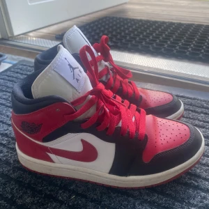 Jordan 1’s - Röd/svarta Jordans som är i välanvänd skick, har stått oanvända i 1 år och vill bli av med dom🤗storlek 37.5 och är noppriga inuti skorna, men inget man tänker på eller syns utanpå. Skriv gärna för bilder/frågor och kom med prisförslag❤️