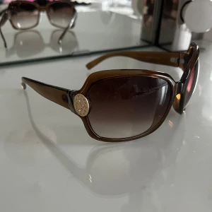 Vintage solglasögon  - Vintage solglasögon köpta secondhand💘 Ena bågen sitter löst och e tejpad därav priset!🫶🏻 Super coola med fina detaljer🤩