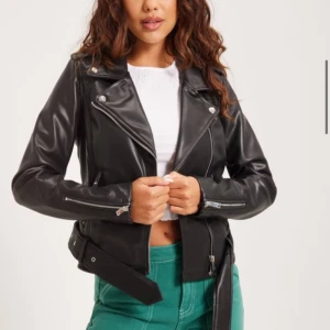 Skinnjacka  - Storlek 40 men är mer som 38! Inga defekter och nypriset är 849 men säljer för 550kr🌸