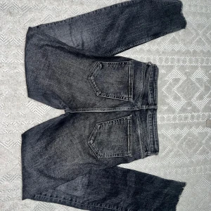 Bootcut gråa ZARA jeans - 🌟Knappt använda  🌟Bootcut  🌟Slits längst ner med lite slitningar  🌟Bekväma  🌟Sitter skit snyggt på  🌟Toppen kvalite 