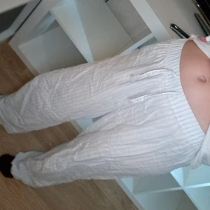 Linnebyxor  - Superfina linnebyxor i storlek 158/164 men passar också xxs-xs. Dem har stretch i midjan och är i bra skick.lite skrynkliga men går att stryka. Svårt att få bra bild på dem men dem är iafall superfina. 