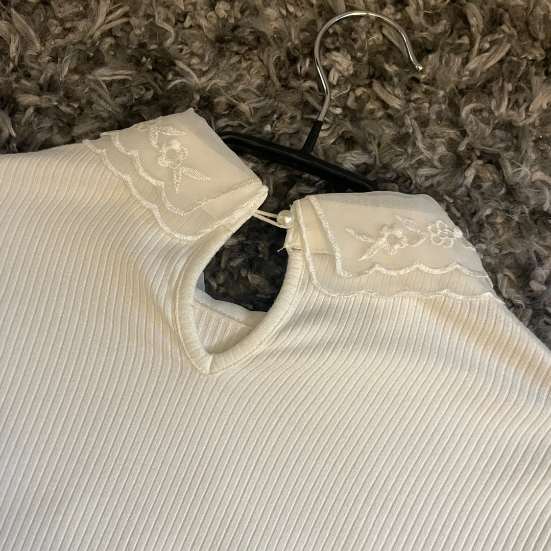 Blus med volang och pärlor  - 92