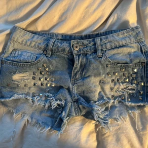 Jeans short  - Jeans shorts med nitar lågmidjade, har flera snygga shorts/kjolar som jag säljer så in o titta! 