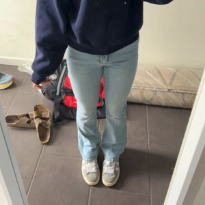 Jeans - Säljer dessa jeans åt min syrra! Dem är i storlek 32  och i mycket fint skick! 