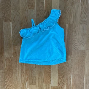 Volang topp - Blå volang topp använd 2 gånger💓 Har inga defekter💓 Förlåt för dåliga bilder💘