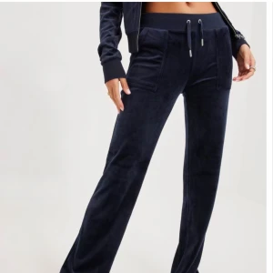 Juicy couture byxor  - Säljer mina blå juicy byxor för de tyvärr inte kommer till användning längre. Skriv innan ni köper 💙